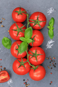Tomaten Tomate rot Gemüse hochkant Schiefertafel von oben