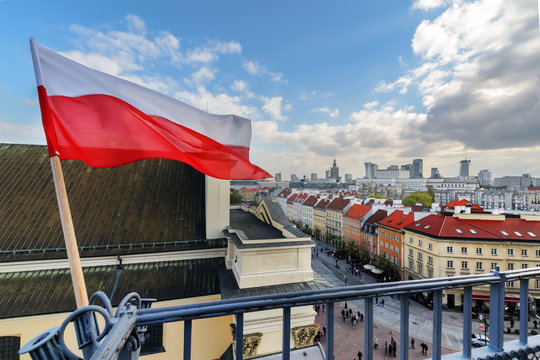 Fototapeta Flaga Polski w błękitne niebo i Warszawa w tle