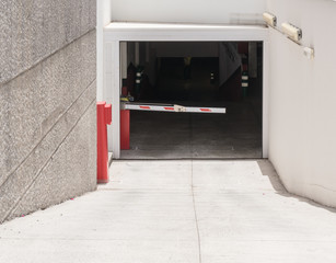 Einfahrt in eine Tiefgarage mit Schranke
