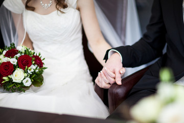 Obraz na płótnie Canvas wedding holding hands