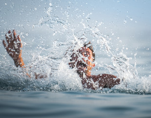 Man panics and drowns in the sea