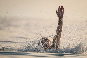 Man drowns in the sea