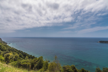Fototapeta na wymiar вид с высоты на море и береговую линию в Черногории
