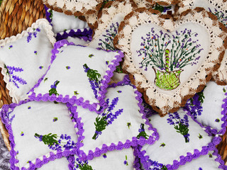 Obraz premium Lavender mini pillows with hanging filled with dry lavender flowers. Handcrafted lavender cotton sachets with crocheted margins.