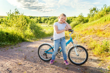 Obraz premium Smiling little girl on a bicycle