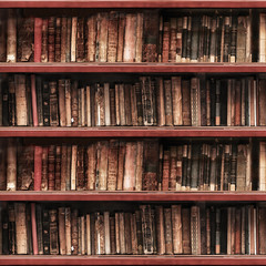 Alte Bücher im Bücherregal