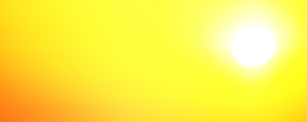 Sonniger Himmel bei einer Abenddämmerung