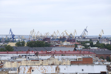Fototapeta na wymiar Construction of new apartments and a crane 