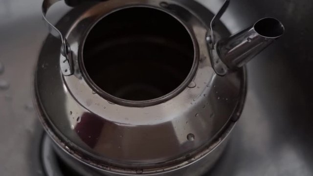 Preparando chimarr&atilde;o - Enchendo a chaleira, esquentando a &aacute;gua no fog&atilde;o e servindo um bom mate amargo - Tr&ecirc;s takes.
