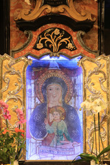 Vierge à l'Enfant. Sanctuaire de Notre-Dame du Sang. Re. Italie. / Virgin and Child. Shrine of Our Lady of Blood. Re. Italy...