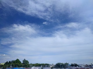 早秋の空と街並み