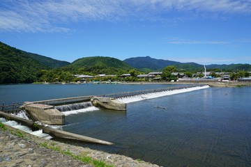 Fototapeta na wymiar 京都の嵐山　保津川(桂川)に架かる渡月橋のすぐ上に在る堰と河原の風景