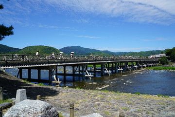 Fototapeta na wymiar 京都の嵐山　保津川(桂川)に架かる渡月橋と河原の風景