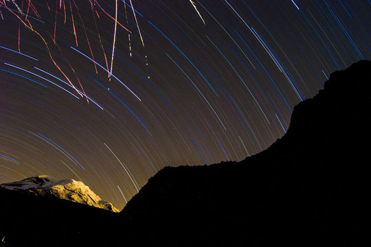 trayecto de estrellas, y destellos de la pirotecnia