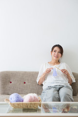 編み物をする妊婦さん