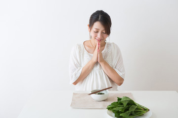 ほうれん草を持つ妊婦さん