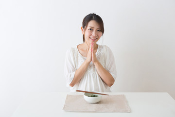 ほうれん草を持つ妊婦さん