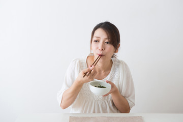 ほうれん草を持つ妊婦さん
