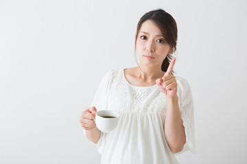 コーヒーを見る妊婦さん