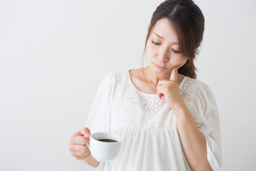 コーヒーを見る妊婦さん