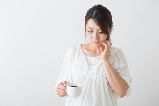 コーヒーを見る妊婦さん