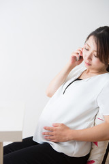 スマートフォンで話す妊婦さん