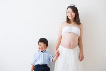 男の子とドレスを着た妊婦さん