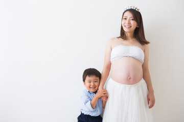 男の子とドレスを着た妊婦さん