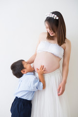男の子とドレスを着た妊婦さん