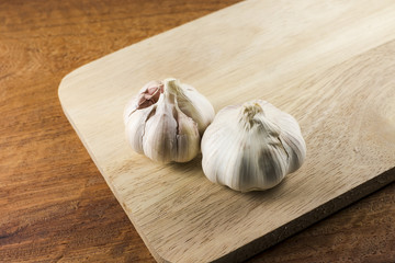 Garlic on the wooden plate
