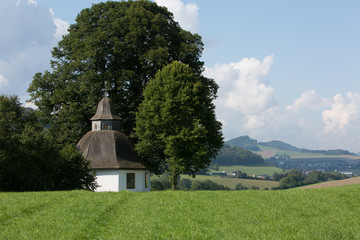 Landschaftsbild mit Kapelle
