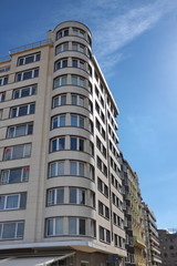 Fototapeta na wymiar Immeuble avec angle rond et balcons