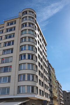 Immeuble  avec angle rond et balcons