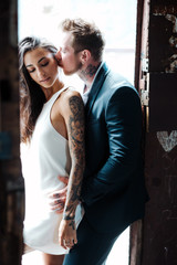 Obraz premium couple posing in the doorway