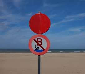 Interdiction de se baigner, panneau sur la plage