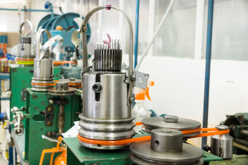 Mechanism for making metal braiding.