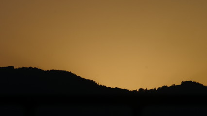 Hügellandschaft in Morgenrot