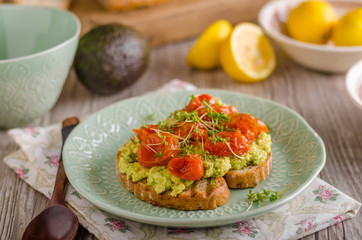 Avocado spread with tomatoes