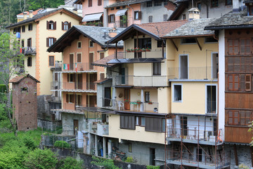 Fototapeta na wymiar Maisons typiques sur la rivière de Mastallone de Varallo Sesia. Italie. / Typical houses on the river Mastallone of Varallo Sesia. Italy. Italy...