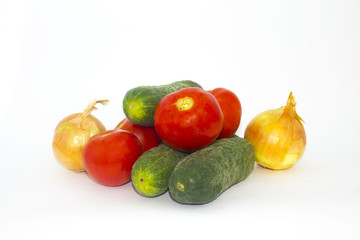 Натюрморт. Огурцы, помидоры, лук, на белом фоне