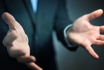 Obraz premium Businessman showing his empty hand
