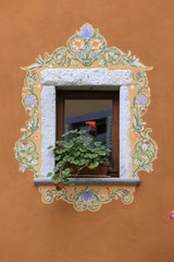 Géranium sur le rebord d'une fenêtre. Varallo Sesia. Italie. / Geranium on the window sill. Varallo Sesia. Italy...