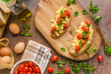 Bread scrambledd eggs