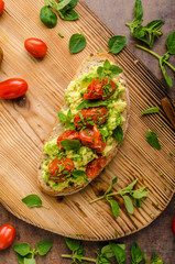 Avocado spread with tomatoes