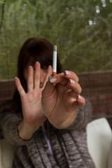 Frau zeigt NEIN zur Zigarette 