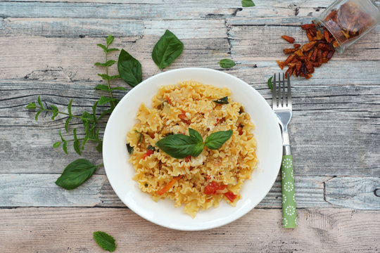 Pasta pomodorini basilico, menta e peproncino
