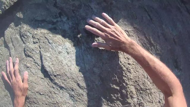 Soggettiva alpinista che arrampica