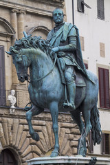 Fototapeta premium FIRENZE, ITALIA - LUGLIO 25, 2017: Piazza della Signoria (Statua equestre di Cosimo I de' Medici - opera di Giambologna) Toscana