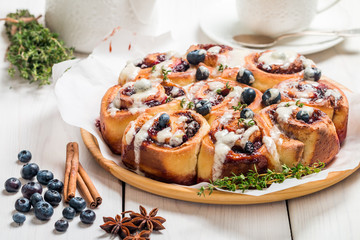 Cinnamon buns with lemon, blueberry and thyme