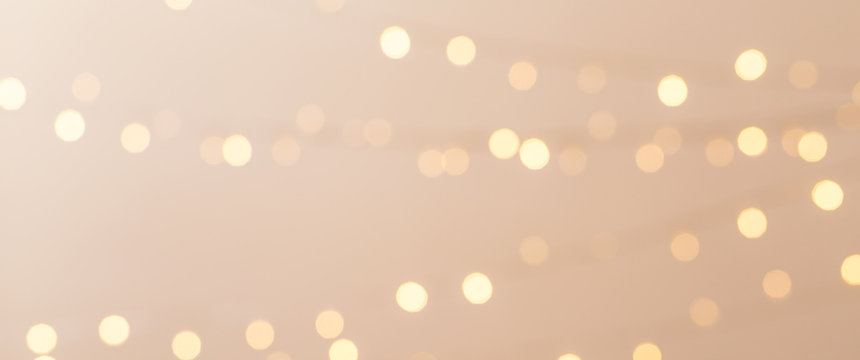 banner med julgransbelysning ofokuserat i bakgrunden med utrymme f&ouml;r egen text